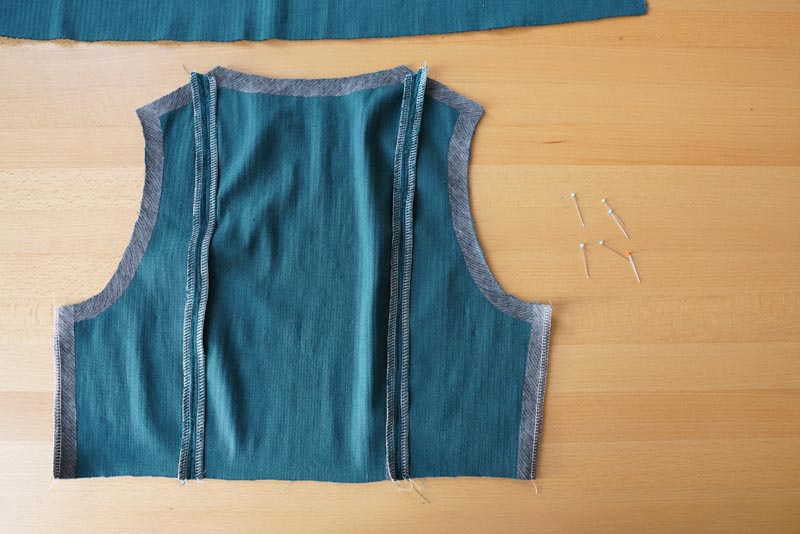 Střih a návod jak ušít dámské podzimní manšestrové šaty bez rukávů - kompletace zadního dílu živůtku šatů