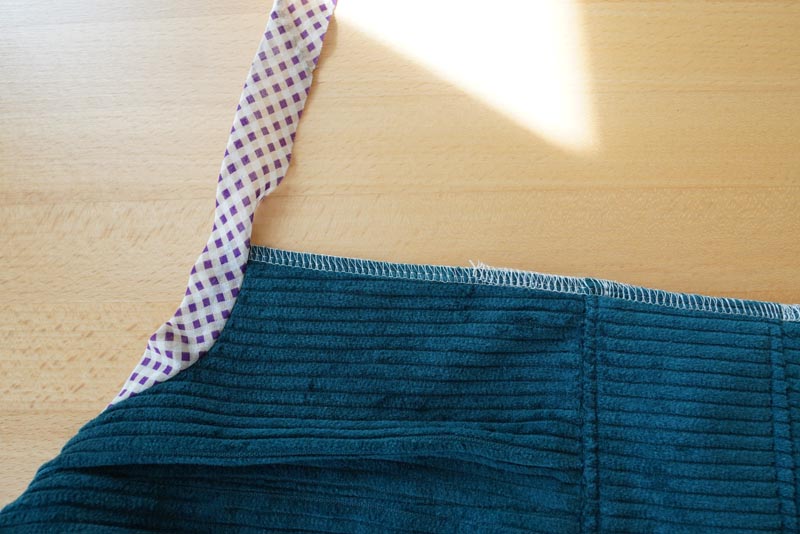 Střih a návod jak ušít dámské podzimní manšestrové šaty bez rukávů - všití skrytého zipu