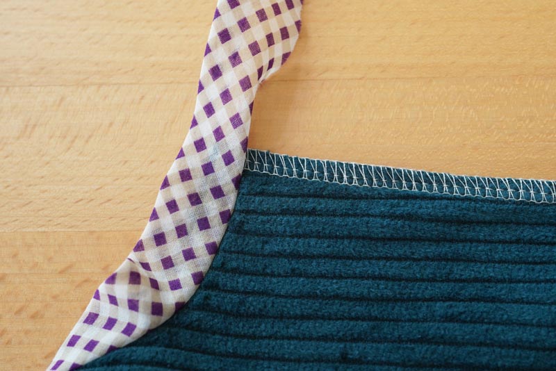 Střih a návod jak ušít dámské podzimní manšestrové šaty bez rukávů - všití skrytého zipu