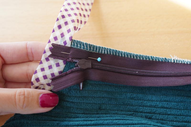 Střih a návod jak ušít dámské podzimní manšestrové šaty bez rukávů - všití skrytého zipu