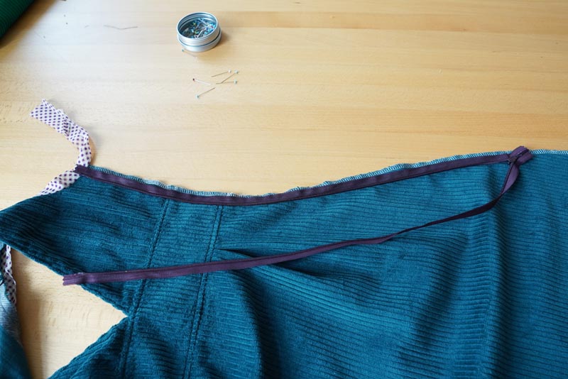 Střih a návod jak ušít dámské podzimní manšestrové šaty bez rukávů - všití skrytého zipu