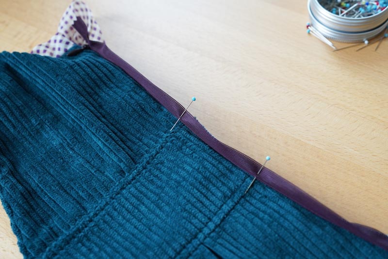 Střih a návod jak ušít dámské podzimní manšestrové šaty bez rukávů - všití skrytého zipu