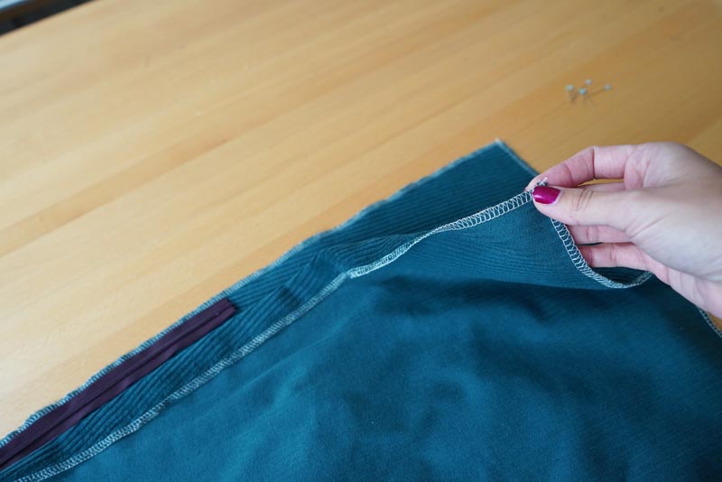 Střih a návod jak ušít dámské podzimní manšestrové šaty bez rukávů - všití skrytého zipu - dokončení bočního švu