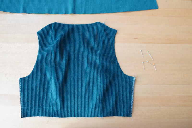 Střih a návod jak ušít dámské podzimní manšestrové šaty bez rukávů - kompletace zadního dílu živůtku šatů