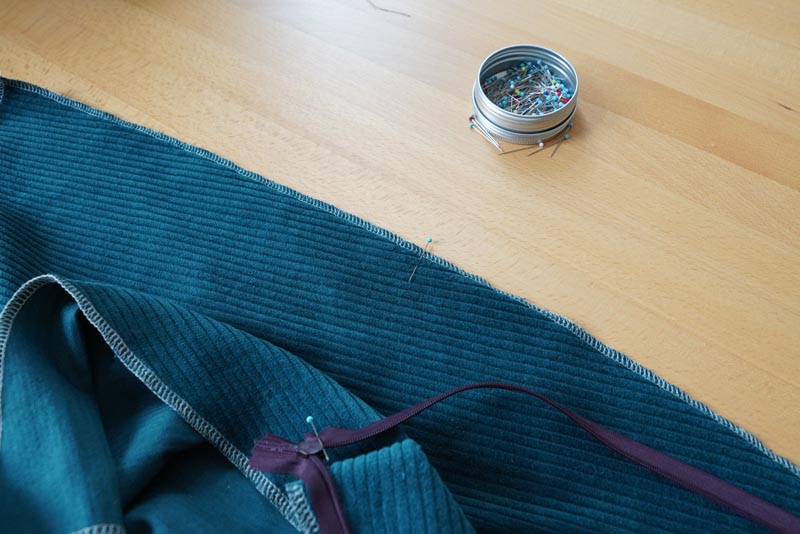 Střih a návod jak ušít dámské podzimní manšestrové šaty bez rukávů - všití skrytého zipu - dokončení bočního švu