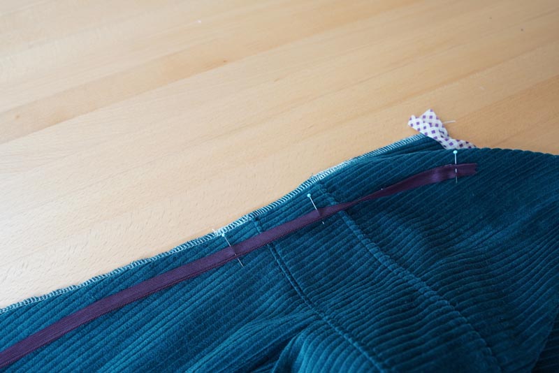 Střih a návod jak ušít dámské podzimní manšestrové šaty bez rukávů - všití skrytého zipu - dokončení bočního švu