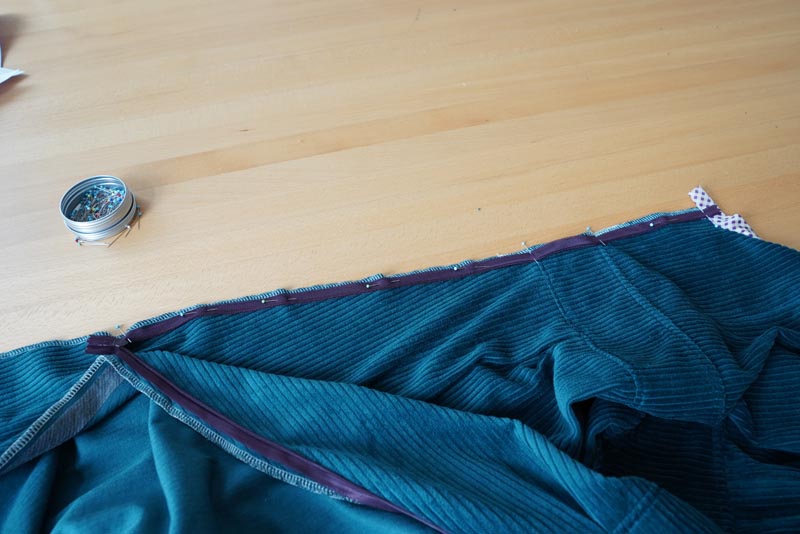 Střih a návod jak ušít dámské podzimní manšestrové šaty bez rukávů - všití skrytého zipu - dokončení bočního švu