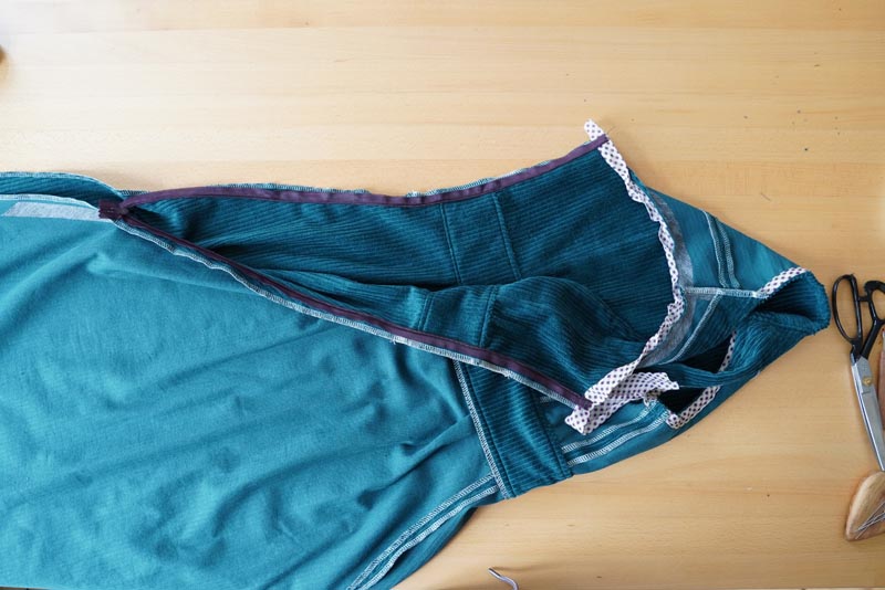 Střih a návod jak ušít dámské podzimní manšestrové šaty bez rukávů - všití skrytého zipu - dokončení bočního švu