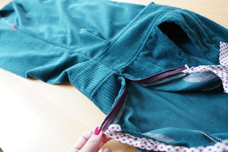 Střih a návod jak ušít dámské podzimní manšestrové šaty bez rukávů - všití skrytého zipu - dokončení bočního švu