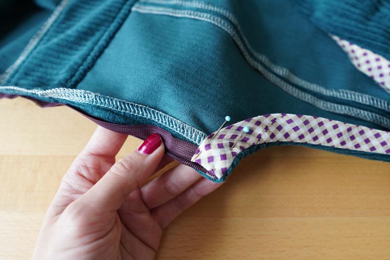 Střih a návod jak ušít dámské podzimní manšestrové šaty bez rukávů - dokončení průramku skrytým lemem šikmým proužkem