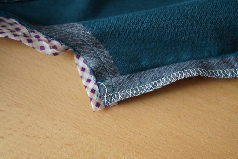 Střih a návod jak ušít dámské podzimní manšestrové šaty bez rukávů - dokončení průramku skrytým lemem šikmým proužkem