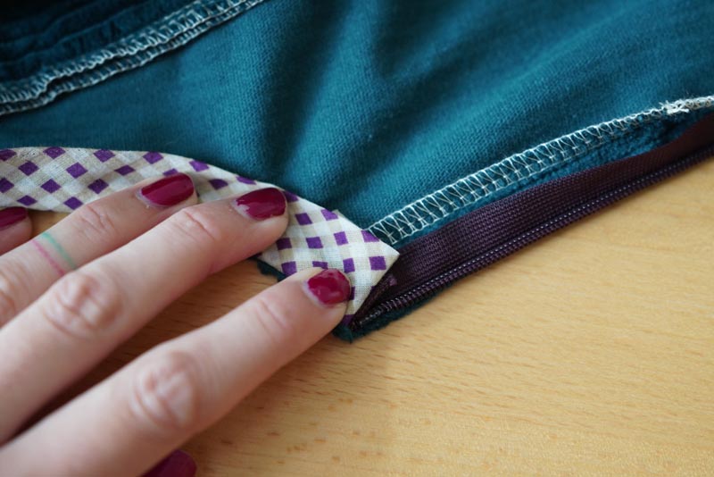 Střih a návod jak ušít dámské podzimní manšestrové šaty bez rukávů - dokončení průramku skrytým lemem šikmým proužkem