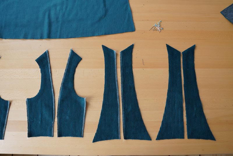 Střih a návod jak ušít dámské podzimní manšestrové šaty bez rukávů - kompletace předních dílů živůtku šatů