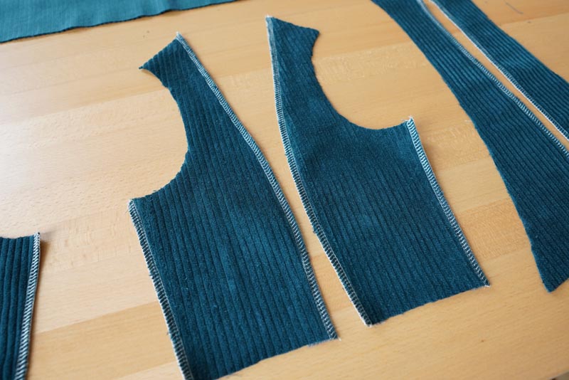 Střih a návod jak ušít dámské podzimní manšestrové šaty bez rukávů - kompletace předních dílů živůtku šatů