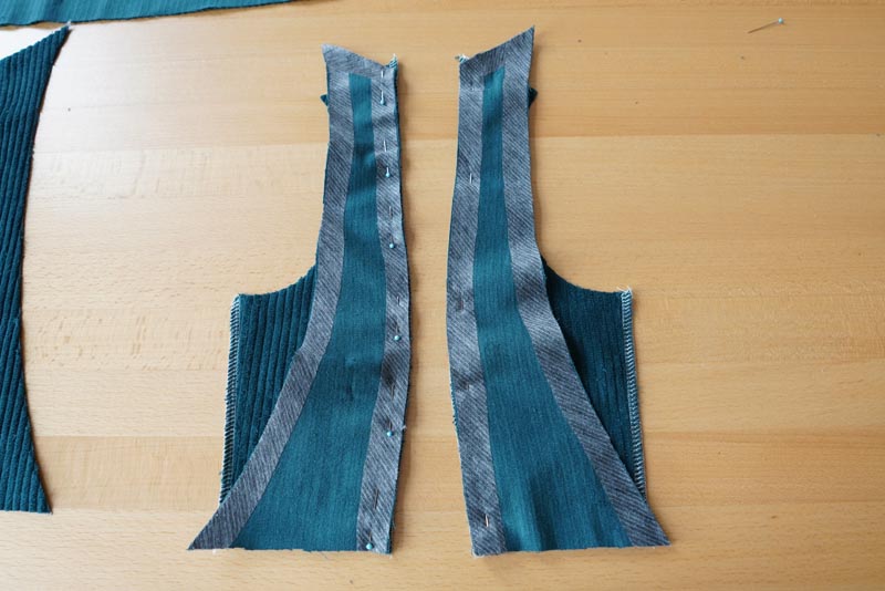 Střih a návod jak ušít dámské podzimní manšestrové šaty bez rukávů - kompletace předních dílů živůtku šatů