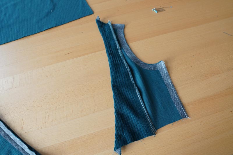 Střih a návod jak ušít dámské podzimní manšestrové šaty bez rukávů - kompletace předních dílů živůtku šatů