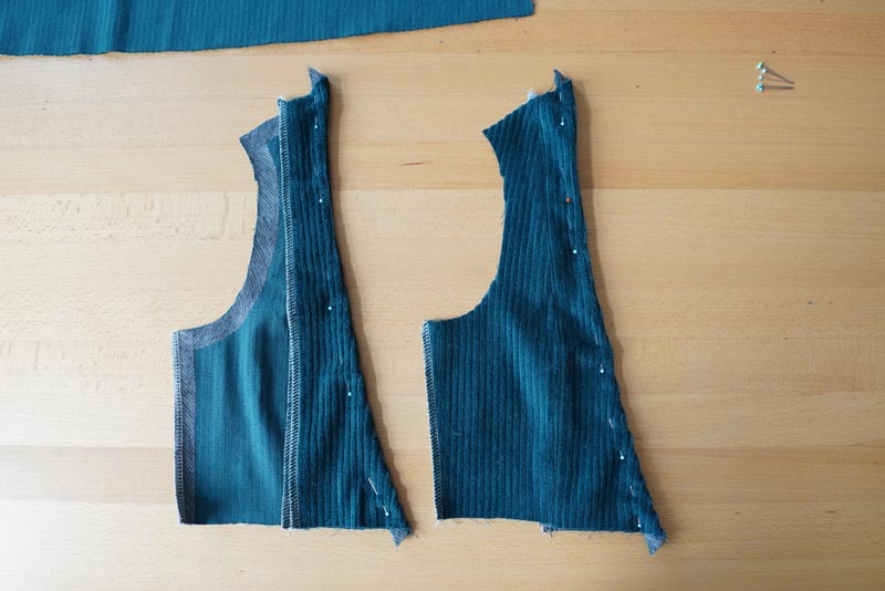 Střih a návod jak ušít dámské podzimní manšestrové šaty bez rukávů - kompletace předních dílů živůtku šatů