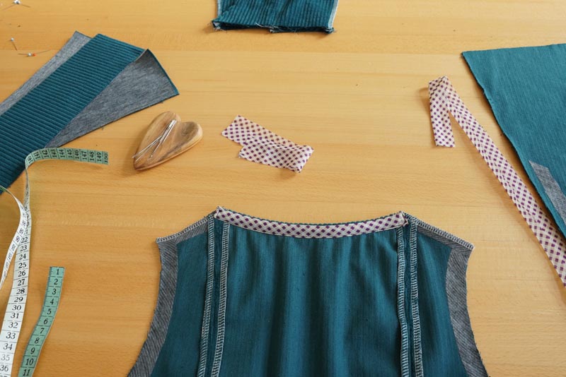 Střih a návod jak ušít dámské podzimní manšestrové šaty bez rukávů - začištění průkrčníku šikmým proužkem