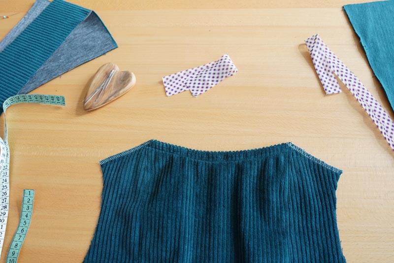 Střih a návod jak ušít dámské podzimní manšestrové šaty bez rukávů - začištění průkrčníku šikmým proužkem