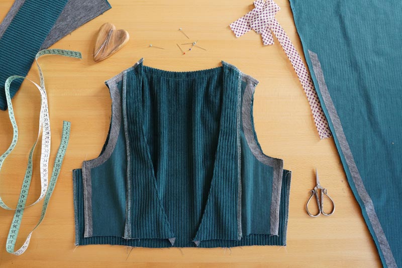 Střih a návod jak ušít dámské podzimní manšestrové šaty bez rukávů - ramenní švy