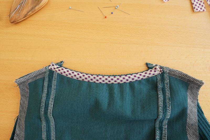 Střih a návod jak ušít dámské podzimní manšestrové šaty bez rukávů - ramenní švy