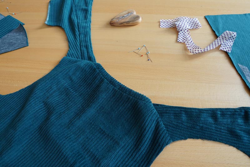 Střih a návod jak ušít dámské podzimní manšestrové šaty bez rukávů - ramenní švy