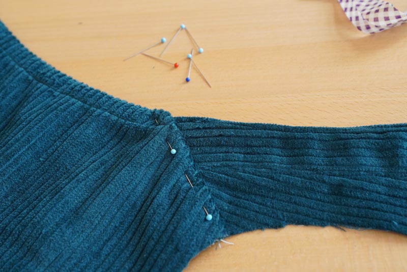 Střih a návod jak ušít dámské podzimní manšestrové šaty bez rukávů - ramenní švy