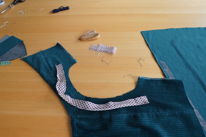 Střih a návod jak ušít dámské podzimní manšestrové šaty bez rukávů - začištění průramku