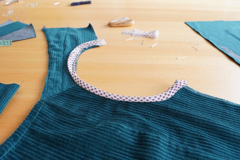 Střih a návod jak ušít dámské podzimní manšestrové šaty bez rukávů - začištění průramku