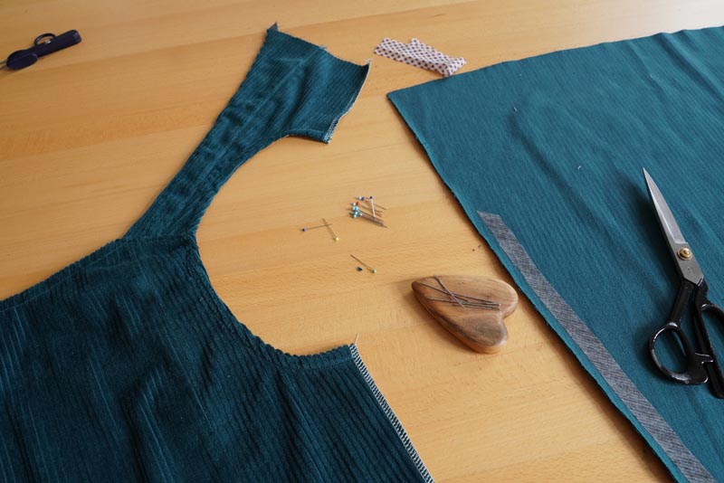 Střih a návod jak ušít dámské podzimní manšestrové šaty bez rukávů - začištění průramku