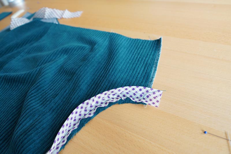 Střih a návod jak ušít dámské podzimní manšestrové šaty bez rukávů - začištění průramku