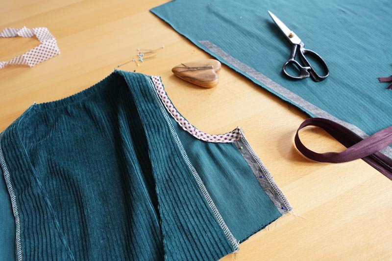 Střih a návod jak ušít dámské podzimní manšestrové šaty bez rukávů - začištění průramku