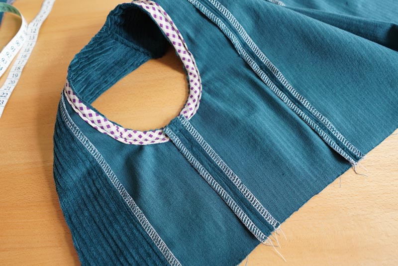 Střih a návod jak ušít dámské podzimní manšestrové šaty bez rukávů - začištění průramku