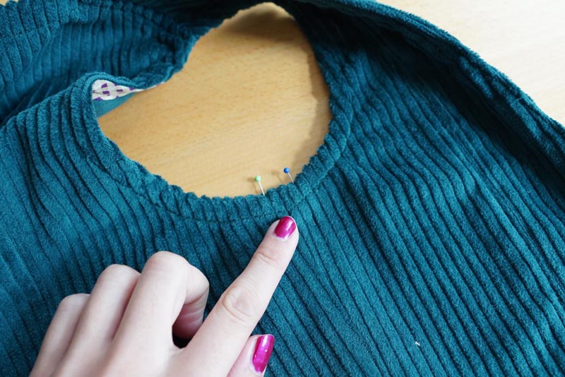 Střih a návod jak ušít dámské podzimní manšestrové šaty bez rukávů - začištění průramku