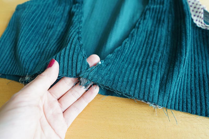 Střih a návod jak ušít dámské podzimní manšestrové šaty bez rukávů - překřížení předních dílů