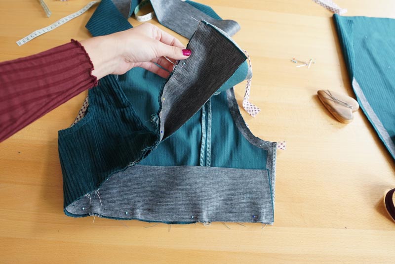 Střih a návod jak ušít dámské podzimní manšestrové šaty bez rukávů - pásek