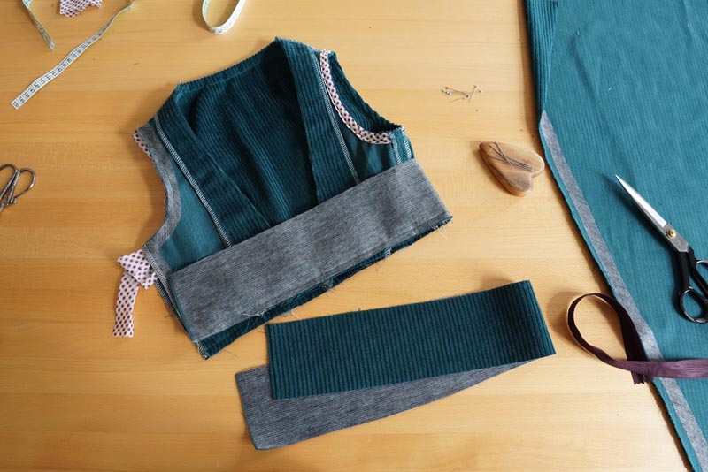 Střih a návod jak ušít dámské podzimní manšestrové šaty bez rukávů - pásek