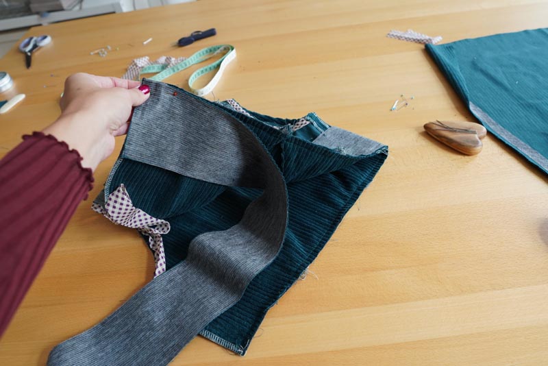 Střih a návod jak ušít dámské podzimní manšestrové šaty bez rukávů - pásek