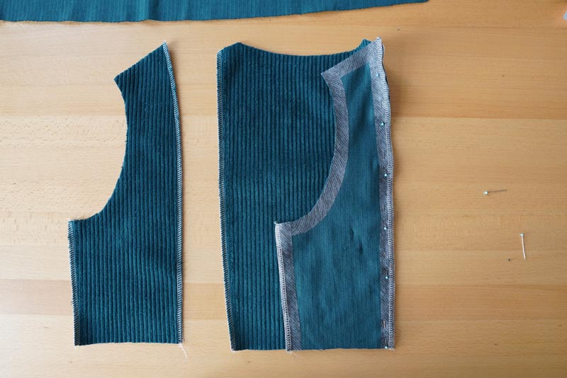 Střih a návod jak ušít dámské podzimní manšestrové šaty bez rukávů - kompletace zadního dílu živůtku šatů