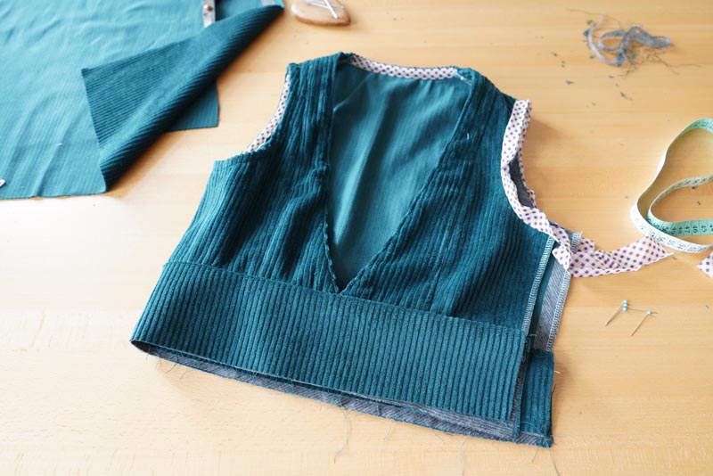 Střih a návod jak ušít dámské podzimní manšestrové šaty bez rukávů - pásek