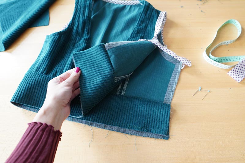 Střih a návod jak ušít dámské podzimní manšestrové šaty bez rukávů - pásek