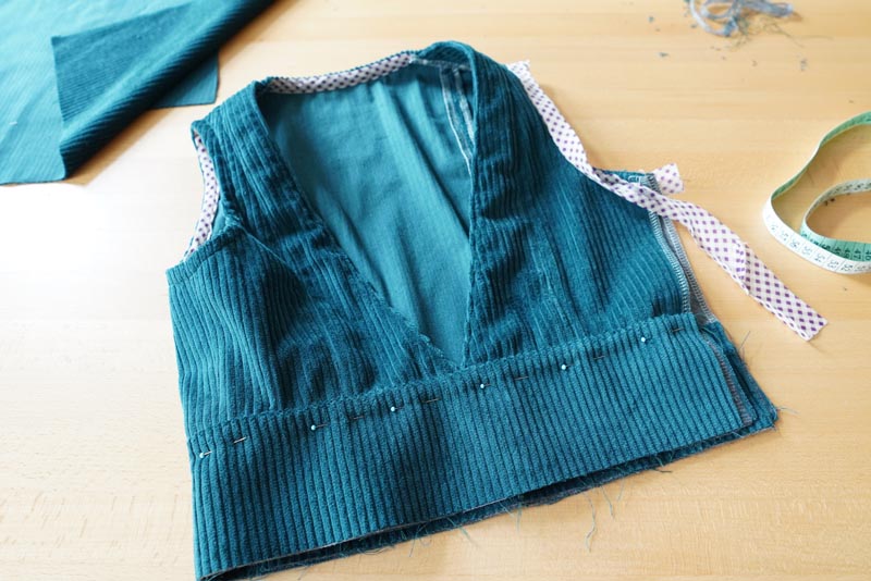 Střih a návod jak ušít dámské podzimní manšestrové šaty bez rukávů - pásek