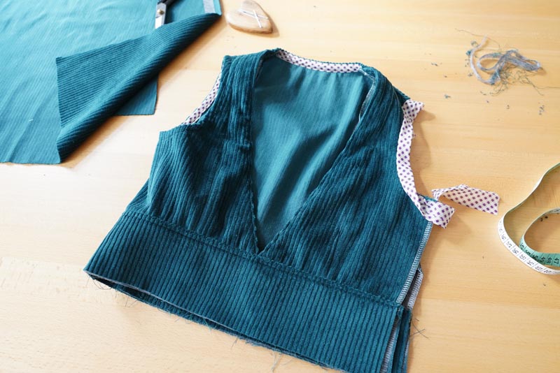 Střih a návod jak ušít dámské podzimní manšestrové šaty bez rukávů - pásek