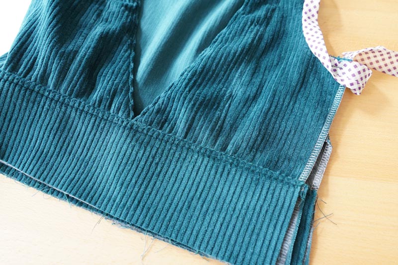 Střih a návod jak ušít dámské podzimní manšestrové šaty bez rukávů - pásek