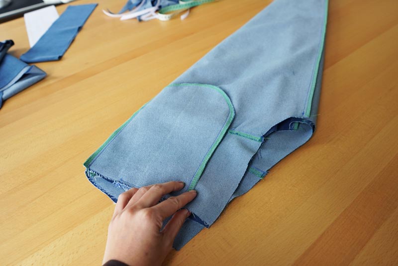 Návod na šití kalhot s pružným pasem a nařasením (+ dětský a dámský střih) - sedový šev