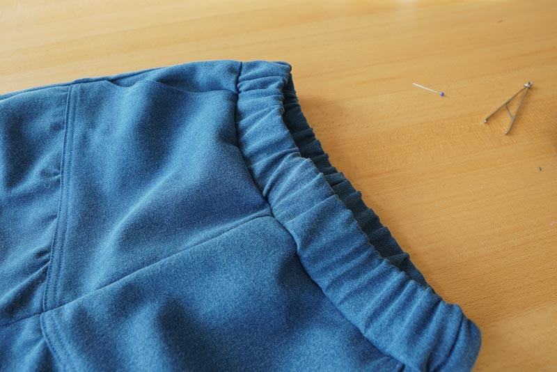 Návod na šití kalhot s pružným pasem a nařasením (+ dětský a dámský střih) - dokončení všité gumy do pasu