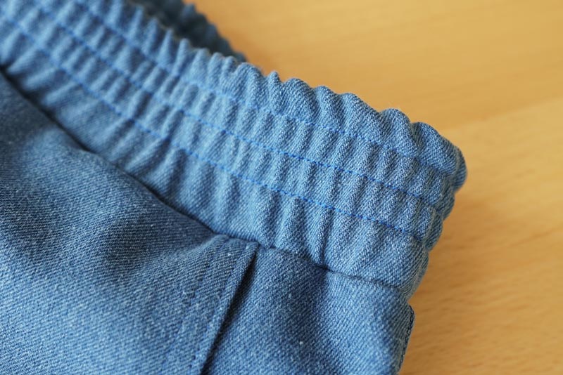 Návod na šití kalhot s pružným pasem a nařasením (+ dětský a dámský střih) - dokončení všité gumy do pasu