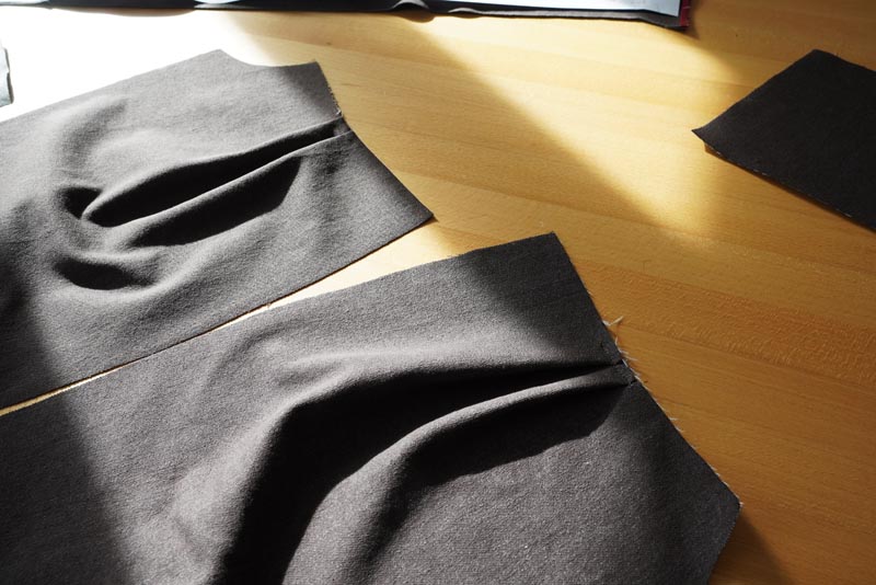 Jak ušít lehce balónové kalhoty s pasem do gumy - dámské nebo dětské, návod na šití zdarma - vytvoření záhybů