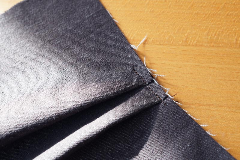 Jak ušít lehce balónové kalhoty s pasem do gumy - dámské nebo dětské, návod na šití zdarma - vytvoření záhybů