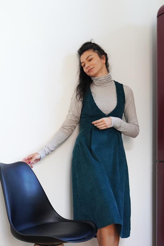 Návod a střih na jednoduché dámské manšestrové šaty zdarma